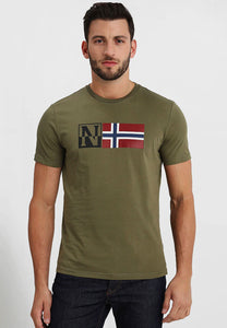 T-shirt colore verde indossata